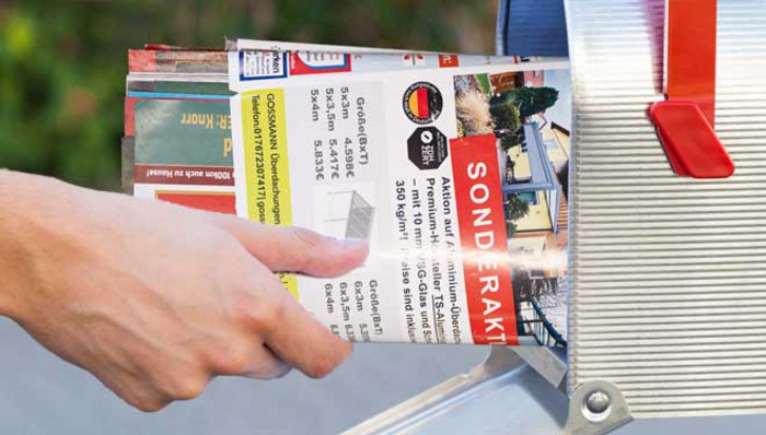 Prospekte werden in Briefkasten gesteckt